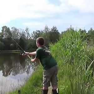 Graskarpfen angeln mit Mais und Pose am See| Karpfen angeln mit süßen Ködern | Full-HD |