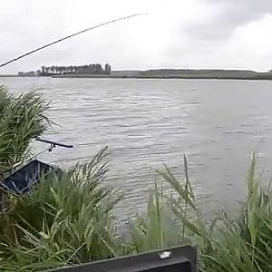 Gerrit Evers vangt een mooie brasem uit het Oosterhornkanaal