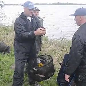 Manfred Drenthen vangt een mooie brasem en Roelof Koekoek laat zijn vis wegen.