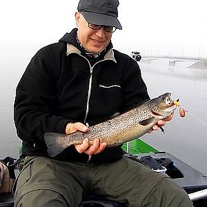 Öringfiske i dimman. Trout fishing in the fog