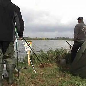 Futterkatapult zum Anfüttern auf Karpfen Carp