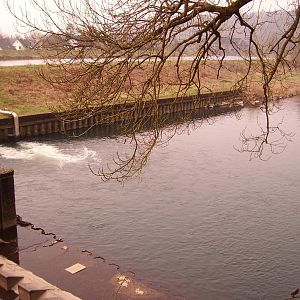 Überlaufbecken aus Sicht des Überlaufwehrs "Looper Stausee"