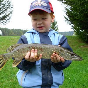 Mein Sohn John (4) mit seinem ersten Hecht