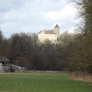 Burg Hornberg über dem Jagsttal.