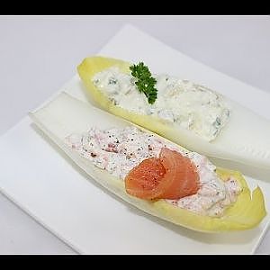 Gefüllte Chicorée-Blätter (Lachs-Dill & Feta-Olive)