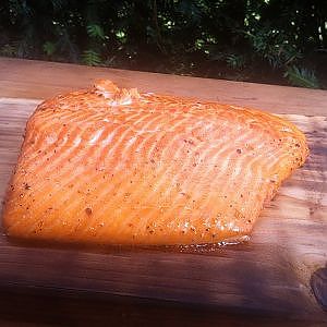 Ora King Lachs auf der Zedernplanke vom Keramikgrill Primo Oval XL