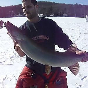 Ice fishing - Big muskie Kashagawigamog 2012!