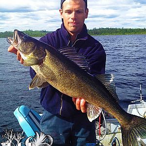 Pêche au gros doré à la pourvoirie Domaine Shannon  Big Walleye fishing at Domaine Shannon