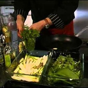 Gebratener Spargel auf Frühlingskräutersalat mit gebratenem Zander