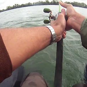 Combat archi violent Silure et brochets en float tube ! Caméra embarquée