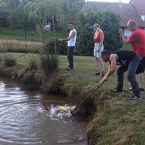 Grosse carpe casse la canne à pêche