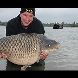 Carp Fishing from a boat in France, Karpervissen vanuit de boot in Frankrijk Full HD 1080P