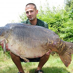 Carp fishing 64lbs 14oz mirror carp tops 30 fish haul from mirror pool France