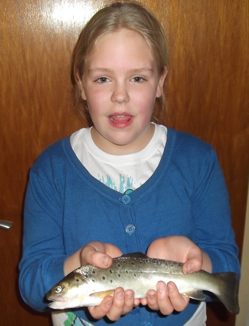 LEONIE MIT IHRER ERSTEN BACHFORELLE