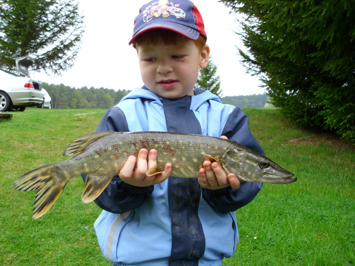 Mein Sohn John (4) mit seinem ersten Hecht