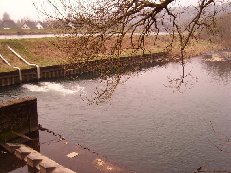 Überlaufbecken aus Sicht des Überlaufwehrs "Looper Stausee"