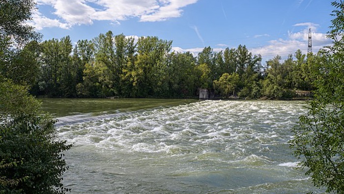 Traun Kastwasser Ebelsberg – Bild von Isiwal, CC BY-SA 4.0, via Wikimedia Commons