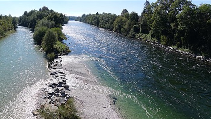 Traun bei Fischlham – Bild von Tigerente, CC BY-SA 4.0, via Wikimedia Commons