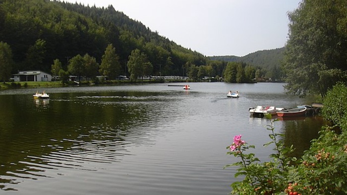 Clausensee – Bild von Gabriele Delhey, CC BY-SA 3.0, via Wikimedia Commons