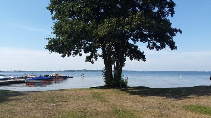 Blick vom Badestrand auf den Plauer See