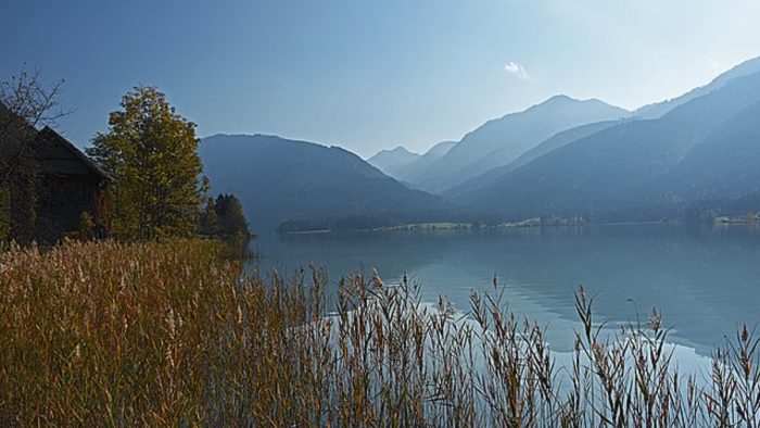 Weissensee – Bild von Vid Pogacnik, CC BY-SA 4.0, via Wikimedia Commons, bearbeitet von fisch-hitparade.de