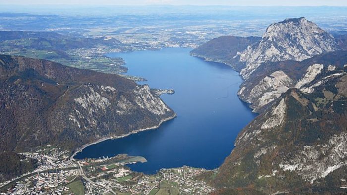 Traunsee - Bild von Carsten Steger, CC BY-SA 4.0, via Wikimedia Commons