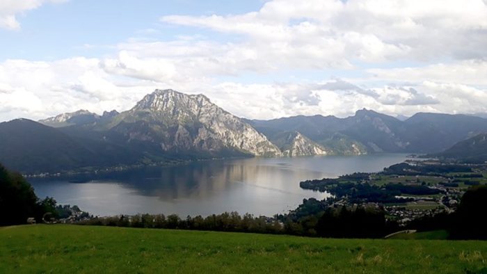 Traunsee - Bild von Isiwal, CC BY 4.0, via Wikimedia Commons