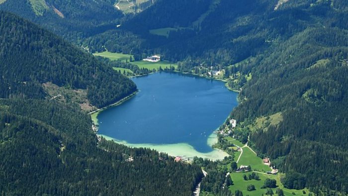 Erlaufsee – Bild von Carsten Steger, CC BY-SA 4.0, via Wikimedia Commons