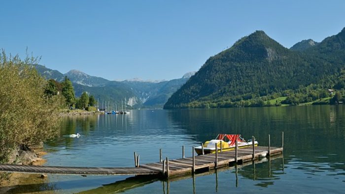 Grundlsee – Bild von Daniel Kraft, CC BY-SA 3.0, via Wikimedia Commons, bearbeitet von fisch-hitparade.de