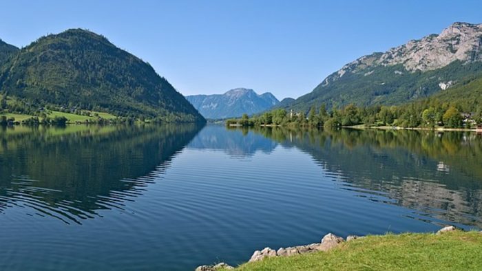 Grundlsee – Bild von Daniel Kraft, CC BY-SA 3.0, via Wikimedia Commons, bearbeitet von fisch-hitparade.de