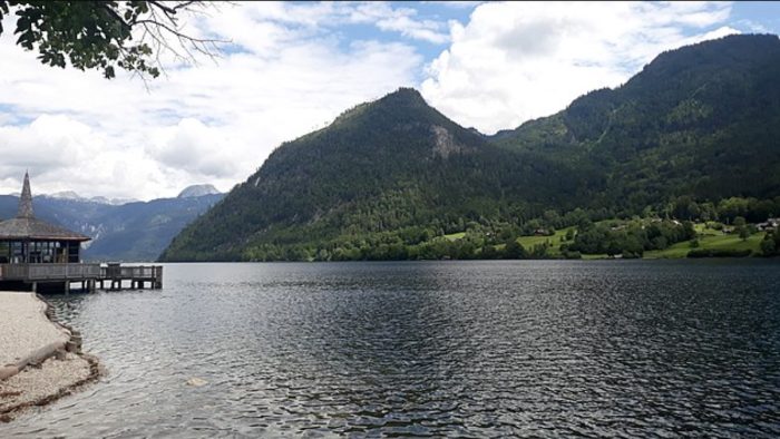 Grundlsee – Bild von acediscovery, CC BY-SA 4.0, via Wikimedia Commons, bearbeitet von fisch-hitparade.de