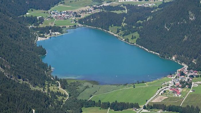 Haldensee – Bild von Carsten Steger, CC BY-SA 4.0, via Wikimedia Commons, bearbeitet von fisch-hitparade.de