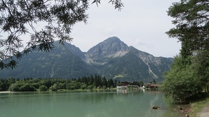 Heiterwanger See – Bild von David Short, CC BY 2.0, via Wikimedia Commons, bearbeitet von fisch-hitparade.de