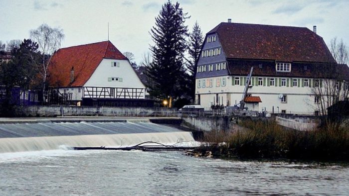 Neckar bei Unterensingen – Bild von qwesy qwesy, CC BY 3.0, via Wikimedia Commons, bearbeitet von fisch-hitparade.de