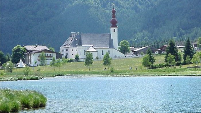 Pillersee – Bild von Rufus46, CC BY-SA 3.0, via Wikimedia Commons, bearbeitet von fisch-hitparade.de