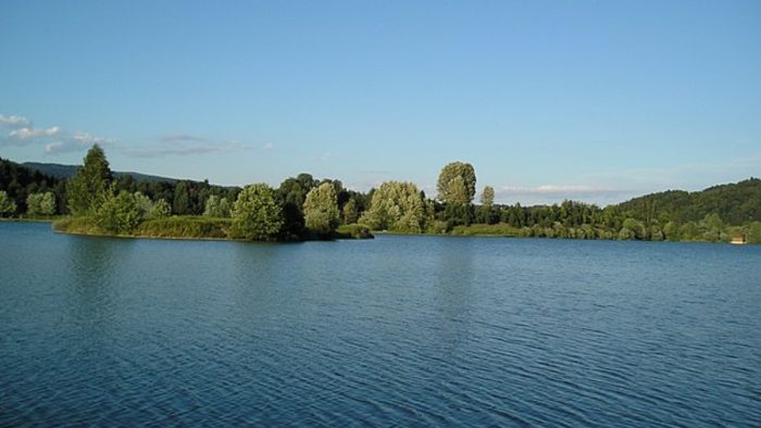 Silbersee – Bild von sev0r, CC BY-SA 3.0, via Wikimedia Commons, bearbeitet von fisch-hitparade.de