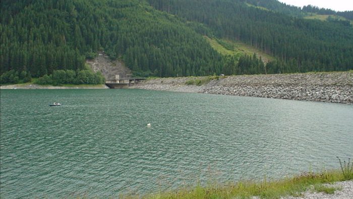 Stausee Durlassboden – Bild von DIRA, CC BY-SA 3.0, via Wikimedia Commons, bearbeitet von fisch-hitparade.de