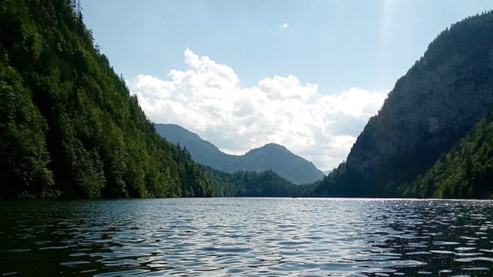 Toplitzsee – Bild von Funke, CC BY-SA 4.0, via Wikimedia Commons, bearbeitet von fisch-hitparade.de