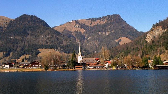 Walchsee – Bild von Heuberg27, CC BY-SA 4.0, via Wikimedia Commons