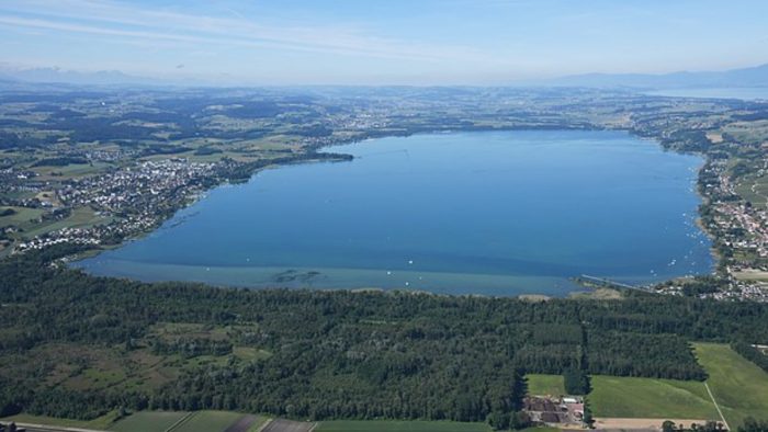 Murtensee – Bild von Carsten Steger, CC BY-SA 4.0, via Wikimedia Commons