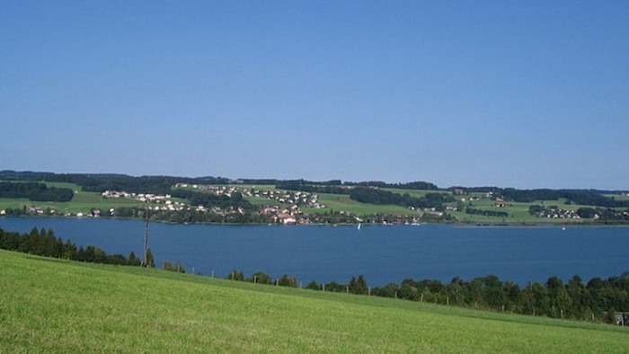 Obertrumersee – Bild von Lombardelli, CC BY-SA 3.0, via Wikimedia Commons